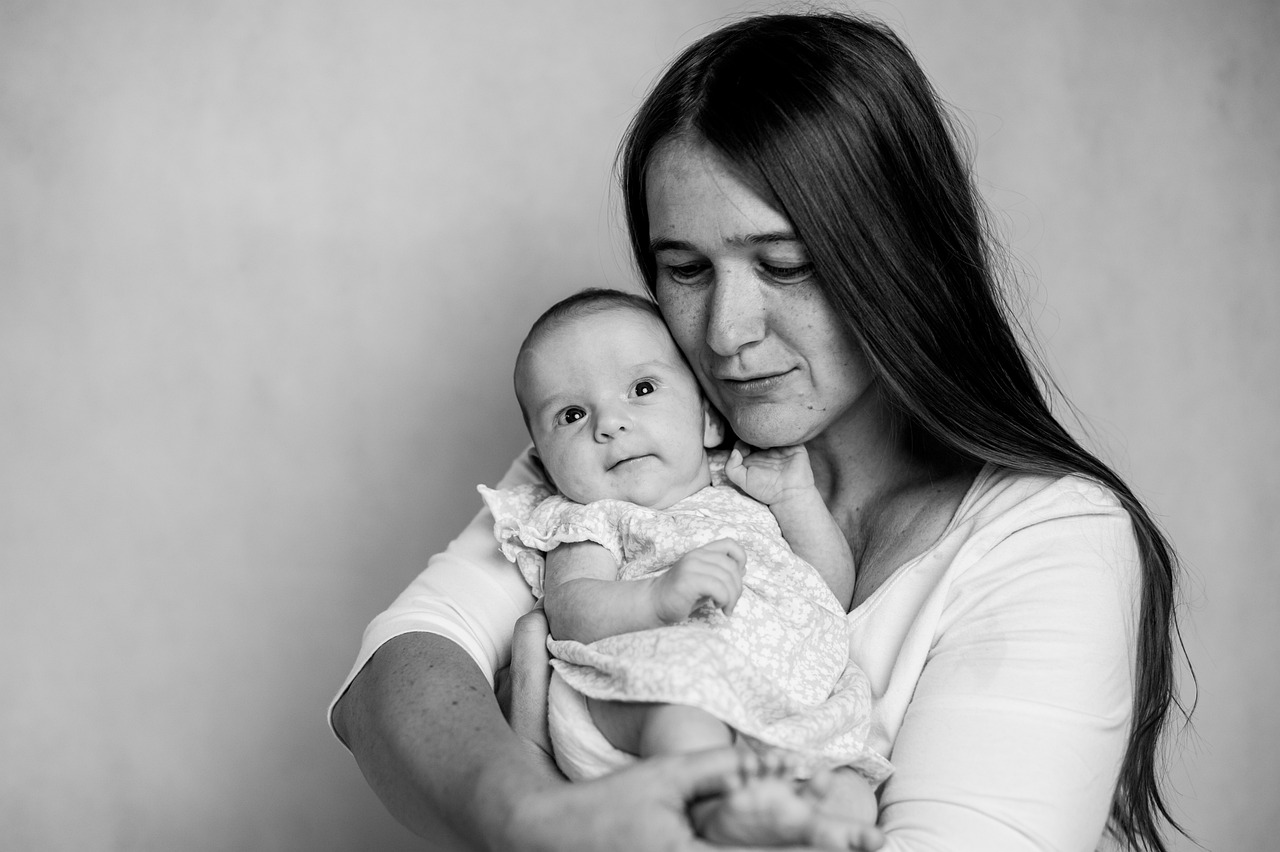 孕妈供卵生的宝宝跟妈妈抢老公视频（试管代生的孩子妈妈抢儿子）